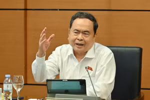 Chủ tịch Quốc hội cho rằng giải pháp đầu tiên, có tính chất mở đường là phải đột phá mạnh mẽ về thể chế để tháo điểm nghẽn cho sản xuất, kinh doanh và huy động mọi nguồn lực xã hội. (Ảnh: THỦY NGUYÊN)