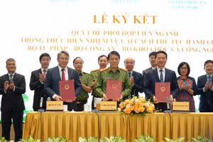Ba Bộ trưởng: Công an,Tư pháp, Khoa học và Công nghệ ký kết Quy chế phối hợp liên ngành. (Ảnh: TL)