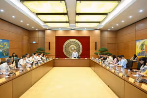 Các đại biểu Quốc hội thảo luận tại tổ về dự thảo Luật sửa đổi, bổ sung một số điều của Luật Công chứng. (Ảnh: DUY LINH)