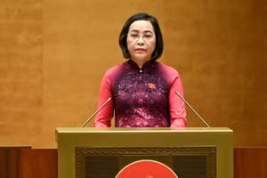 Thay mặt Hội đồng bầu cử quốc gia, Phó Chủ tịch Quốc hội Nguyễn Thị Thanh, Ủy viên Hội đồng, Phó Trưởng Tiểu ban Nhân sự thuộc Hội đồng bầu cử quốc gia trình bày báo cáo tổng kết cuộc bầu cử đại biểu Quốc hội khóa XVI và đại biểu Hội đồng nhân dân các cấp nhiệm kỳ 2026-2031. (Ảnh: DUY LINH)