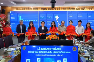 Các đại biểu cắt băng khánh thành Trung tâm Giám sát, điều hành thông minh Cục Quản lý Thi hành án dân sự. (Ảnh: TL)