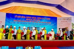 Các đại biểu làm thủ tục khởi công dự án tại Bệnh viện Thống Nhất. 