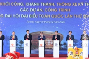 Thủ tướng Chính phủ Phạm Minh Chính và các đồng chí lãnh đạo thực hiện nghi thức khởi công, khánh thành, thông xe kỹ thuật 234 công trình, dự án. (Ảnh: TRẦN HẢI)