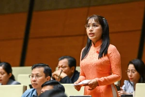 Đại biểu Châu Quỳnh Dao (Đoàn An Giang) bày tỏ lo lắng về những tác động tiêu cực của mạng xã hội đối với thanh, thiếu niên. (Ảnh: THỦY NGUYÊN)