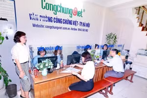 Người dân làm thủ tục công chứng tại Văn phòng công chứng Việt. (Ảnh: TH)