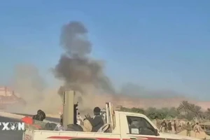 Khói bốc lên sau các cuộc không kích tại thành phố Mukalla, thủ phủ tỉnh Hadramawt, Yemen ngày 26/12/2025. (Ảnh: THX/TTXVN)