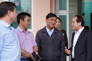 Cử tri thành phố Huế trao đổi với ứng cử viên Nguyễn Quốc Đoàn, Ủy viên Trung ương Đảng, Phó Tổng Thanh tra Thường trực Thanh tra Chính phủ sau buổi tiếp xúc cử tri đơn vị bầu cử số 2. (Ảnh: Minh Tân)