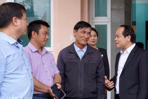 Cử tri thành phố Huế trao đổi với ứng cử viên Nguyễn Quốc Đoàn, Ủy viên Trung ương Đảng, Phó Tổng Thanh tra Thường trực Thanh tra Chính phủ sau buổi tiếp xúc cử tri đơn vị bầu cử số 2. (Ảnh: Minh Tân)