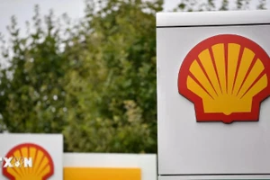 Biểu tượng Tập đoàn dầu mỏ Shell tại trạm xăng ở Etlham, Đông Nam thủ đô London, Anh. (Ảnh: AFP/TTXVN)