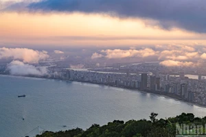 Thành phố Đà Nẵng ẩn hiện dưới "biển" mây hồng rực rỡ trong ánh chiều tà.
