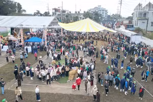 Hội thi "Hoa hậu Bò sữa Mộc Châu năm 2026" thu hút hàng nghìn du khách và người dân tham dự.