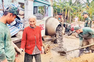 Bà Võ Thị Xạc xúc động khi được những người lính xây dựng nhà mới sau trận lũ lịch sử.