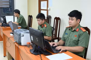 Cán bộ Phòng An ninh mạng và phòng, chống tội phạm sử dụng công nghệ cao (Công an Hà Nội) xử lý thông tin liên quan hành vi lừa đảo trên không gian mạng. (Ảnh: NGUYỄN ĐĂNG)