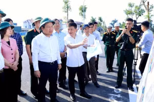 Chủ tịch Ủy ban nhân dân thành phố Hà Nội Vũ Đại Thắng nghe báo cáo về tình hình triển khai Dự án đầu tư Khu đô thị đa mục tiêu tại xã Thư Lâm, Đông Anh. (Ảnh: VIẾT THÀNH)