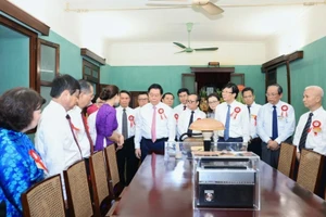 Đoàn đại biểu nhà báo tiêu biểu do đồng chí Nguyễn Trọng Nghĩa làm trưởng đoàn dâng hương tưởng niệm Bác Hồ tại Nhà 67 trong Khu Di tích Chủ tịch Hồ Chí Minh tại Phủ Chủ tịch. (Ảnh: TTXVN)