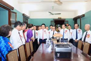 Đoàn đại biểu nhà báo tiêu biểu do đồng chí Nguyễn Trọng Nghĩa làm trưởng đoàn dâng hương tưởng niệm Bác Hồ tại Nhà 67 trong Khu Di tích Chủ tịch Hồ Chí Minh tại Phủ Chủ tịch. (Ảnh: TTXVN)