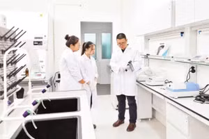 Trao đổi trong hoạt động nghiên cứu, thực hành của cán bộ, sinh viên Đại học Quốc gia Hà Nội. (Ảnh: DIỆP NGỌC)