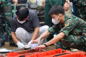 Từng công đoạn khai quật đều được thực hiện hết sức cẩn trọng, tỉ mỉ, bảo đảm giữ gìn nguyên trạng các di vật, mẫu vật và thông tin liên quan phục vụ công tác xác minh. (Ảnh: THANH SƠN)