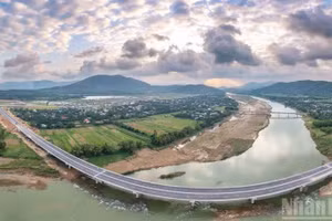 Dự án đường cao tốc đoạn Quảng Ngãi-Hoài Nhơn dài 88km, tổng mức đầu tư hơn 21.400 tỷ đồng, do Ban Quản lý dự án 2 (Bộ Xây dựng) làm chủ đầu tư. (Ảnh: HIỂN CỪ)