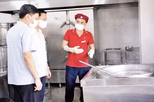 Các cơ quan chức năng kiểm tra công tác bảo đảm an toàn thực phẩm tại bếp ăn tập thể trên địa bàn Hà Nội (Ảnh: THANH THẢO)