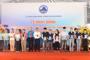 Trao quà cho đoàn viên, người lao động có hoàn cảnh khó khăn.