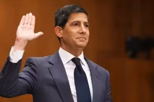 Ông Kevin Warsh trong phiên điều trần tại Ủy ban Ngân hàng Thượng viện Mỹ ở Washington, DC., ngày 21/4/2026. (Ảnh: Getty Images/TTXVN)