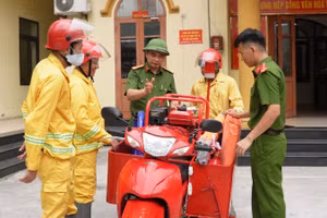 Công an phường Bãi Cháy hướng dẫn sử dụng phương tiện chữa cháy cho Đội chữa cháy tình nguyện.