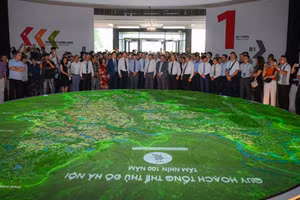 Triển lãm Quy hoạch tổng thể thành phố Hà Nội tầm nhìn 100 năm thu hút đông đảo người dân Thủ đô. (Ảnh: BẢO LONG)
