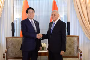 Chủ tịch nước Lương Cường gặp Tổng thống Iraq Abdul Latif Rashid. (Ảnh: XUÂN KỲ)