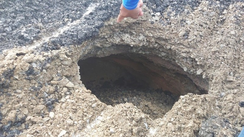 Hố sâu bất thường trên quốc lộ 1, đoạn qua tỉnh Phú Yên.