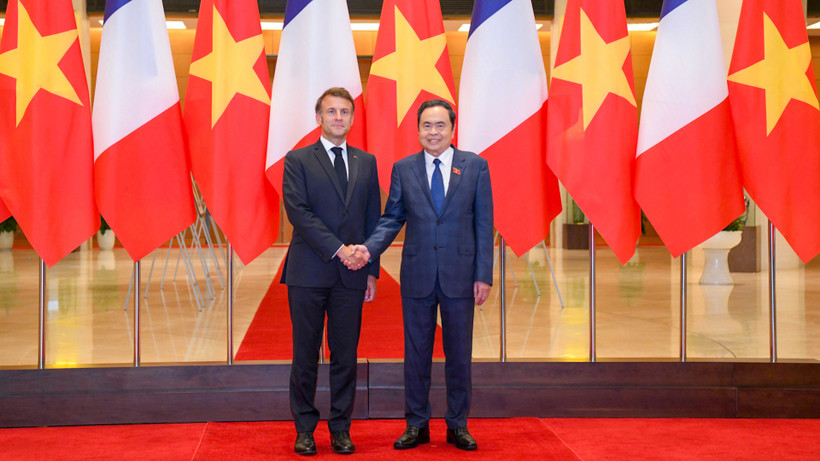 Chủ tịch Quốc hội Trần Thanh Mẫn và Tổng thống Pháp Emmanuel Macron. (Ảnh: Đăng Anh)