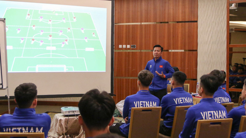 Các thành viên đội tuyển U23 Việt Nam họp bàn chiến thuật. (Ảnh: VFF)