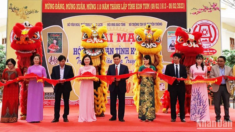 Các đại biểu cắt băng khai mạc Hội báo Xuân Quý Mão tỉnh Kon Tum 2023.