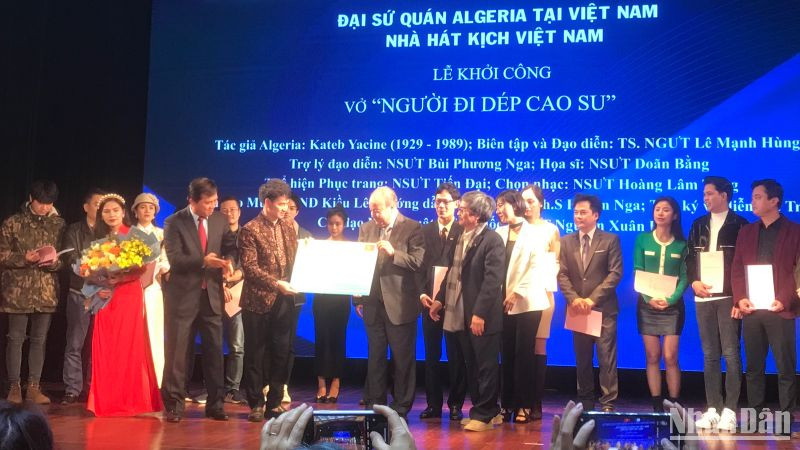Lễ khởi dựng vở kịch thơ "Người đi dép cao su".
