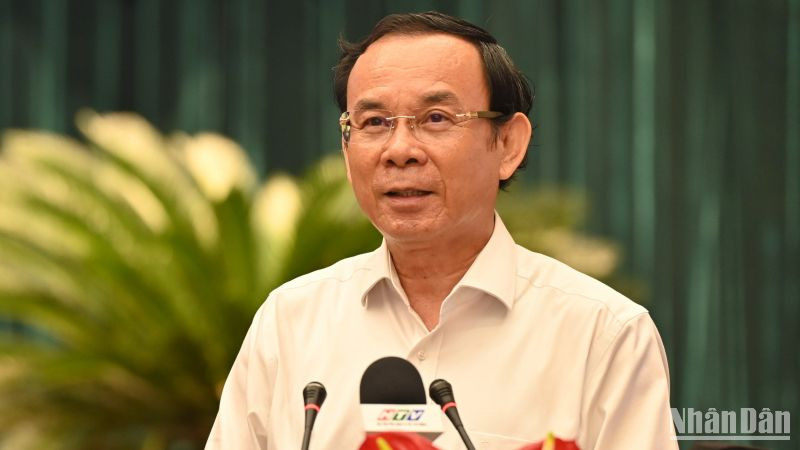 Đồng chí Nguyễn Văn Nên, Ủy viên Bộ Chính trị, Bí thư Thành ủy Thành phố Hồ Chí Minh phát biểu tại buổi họp mặt.
