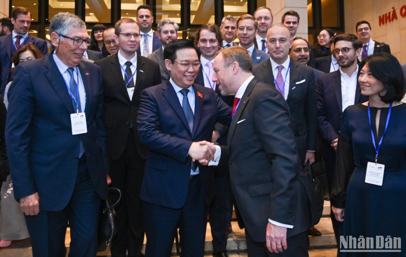 Chủ tịch Quốc hội Vương Đình Huệ trao đổi với đại diện Đoàn doanh nghiệp Hội đồng Kinh doanh EU-ASEAN. (Ảnh: Duy Linh)