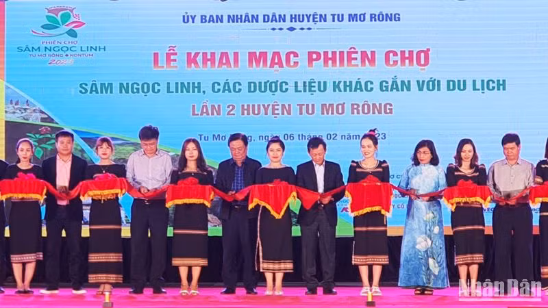 Các đại biểu cắt băng khai mạc phiên chợ.