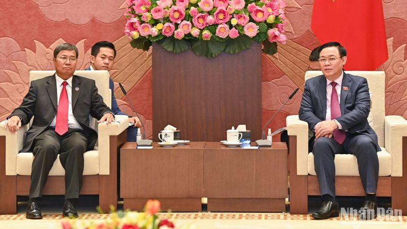 Chủ tịch Quốc hội Vương Đình Huệ phát biểu tại buổi tiếp Phó Chủ tịch Quốc hội Lào Khambay Damlath. (Ảnh: Duy Linh)
