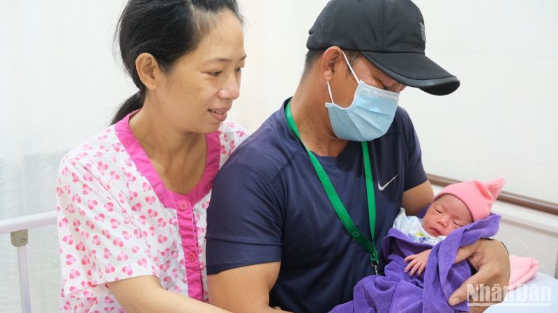 Bé gái nặng 2,2kg được chăm sóc đặc biệt và ổn định sau 3 ngày.