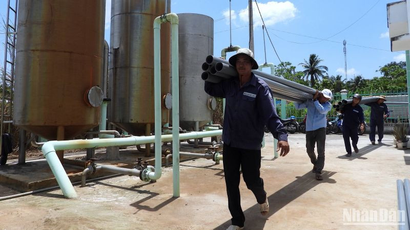Vận chuyển vật tư phục vụ mở rộng tuyến ống nhánh cung cấp nước sạch vùng nông thôn Cà Mau.