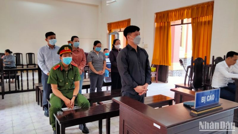 Trương Tiến Bắc và các đồng phạm tại phiên tòa.