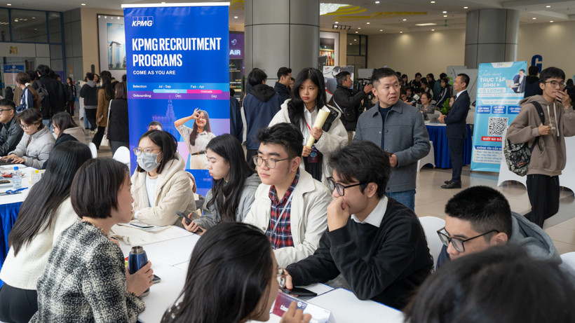Các sinh viên Trường Công nghệ - Đại học Kinh tế Quốc dân hào hứng tham gia tìm hiểu thông tin, nhận sự tư vấn từ đại diện các doanh nghiệp tham dự ngày hội kết nối.
