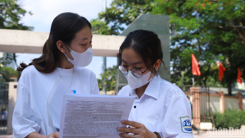 Các thí sinh hài lòng với đề thi Tiếng Anh. (Ảnh: Sơn Bách)