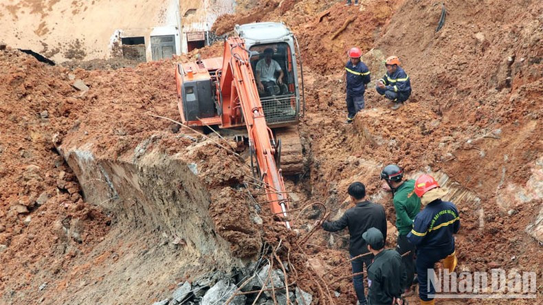 Triển khai công tác cứu hộ tìm kiếm nạn nhân bị vùi lấp tại hiện trường vụ sạt lở đất ở Đà Lạt. (Ảnh: MAI VĂN BẢO)