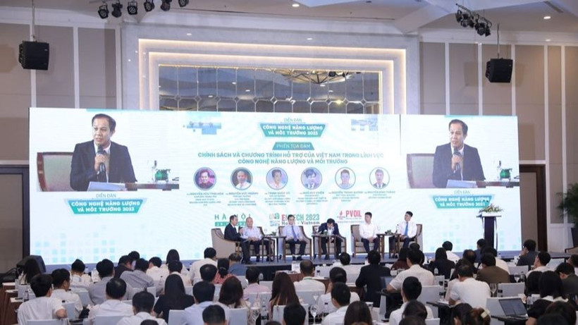 Khách mời tham gia tọa đàm.