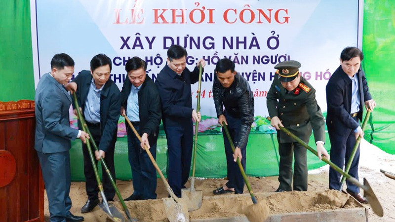 Các đại biểu tiến hành thủ tục khởi công xây nhà ở mẫu cho hộ gia đình ông Hồ Văn Ngươi ở Khối 6, thị trấn Khe Sanh. 