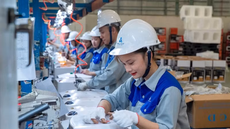 Sản xuất máy nước nóng tại Nhà máy Tân Á Đại Thành Hà Nam. (Ảnh: TÙNG NGUYÊN)