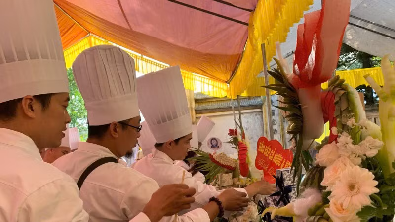 Đông đảo đầu bếp cả nước hướng về ngày lễ dâng hương hằng năm tưởng nhớ Hoàng tử Lang Liêu, người đã sáng tạo ra bánh chưng, bánh giầy.