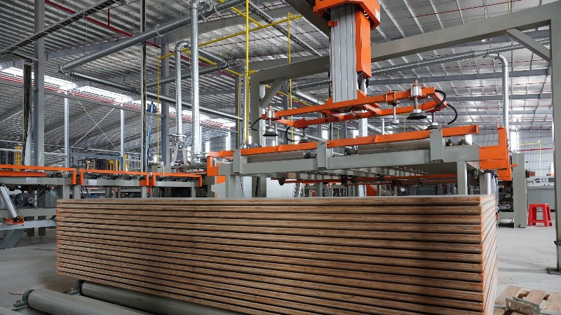 Dây chuyền sản xuất ván chịu lực hiện đại của Tập đoàn Hòa Phát.
