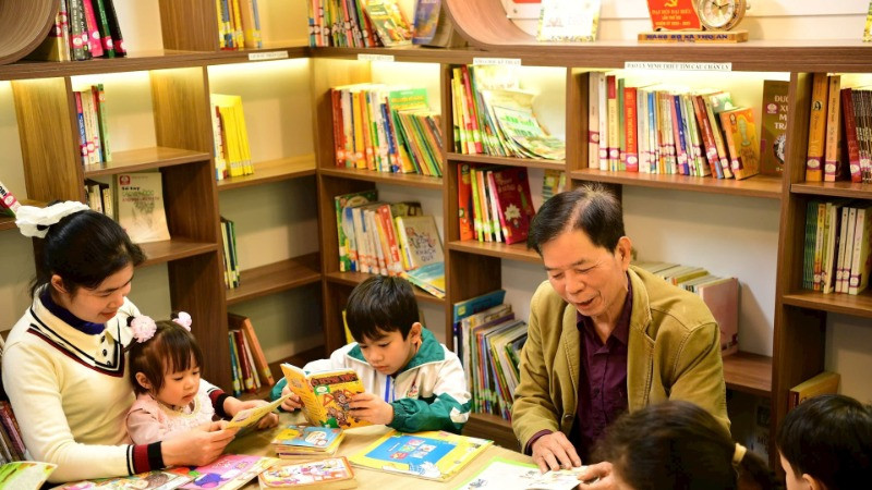 Không chỉ thu hút trẻ em, thư viện còn là không gian yêu thích của các phụ huynh.